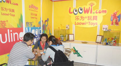 利童反斗城ToysRus上海代表Kiki女士和Yvonne女士考察樂為Loowi展位