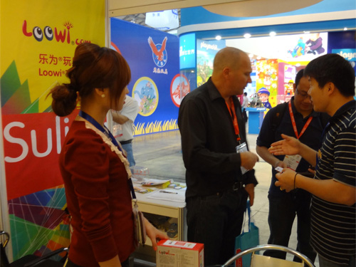 利童反斗城ToysRus領(lǐng)導(dǎo)光臨樂為Loowi展位